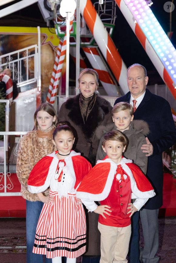 Les enfants du couple n'étaient pas présents mais étaient au spectacle et au marché de Noël avec leurs parents

Le Prince Albert II et la Princesse Charlène de Monaco, leurs enfants S.A.S. le Prince Jacques et S.A.S. la Princesse Gabriella avec Mélanie-Antoinette de Massy assistent à l'ouverture du Marché de Noël de Monaco, sur le port Herculis, par le Maire de Monaco Georges Marsan.  Monaco, le 5 décembre 2025. Photo by Olivier Huitel/Pool/ABACAPRESS.COM