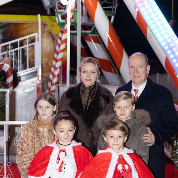 Les enfants du couple n'étaient pas présents mais étaient au spectacle et au marché de Noël avec leurs parents

Le Prince Albert II et la Princesse Charlène de Monaco, leurs enfants S.A.S. le Prince Jacques et S.A.S. la Princesse Gabriella avec Mélanie-Antoinette de Massy assistent à l'ouverture du Marché de Noël de Monaco, sur le port Herculis, par le Maire de Monaco Georges Marsan.  Monaco, le 5 décembre 2025. Photo by Olivier Huitel/Pool/ABACAPRESS.COM