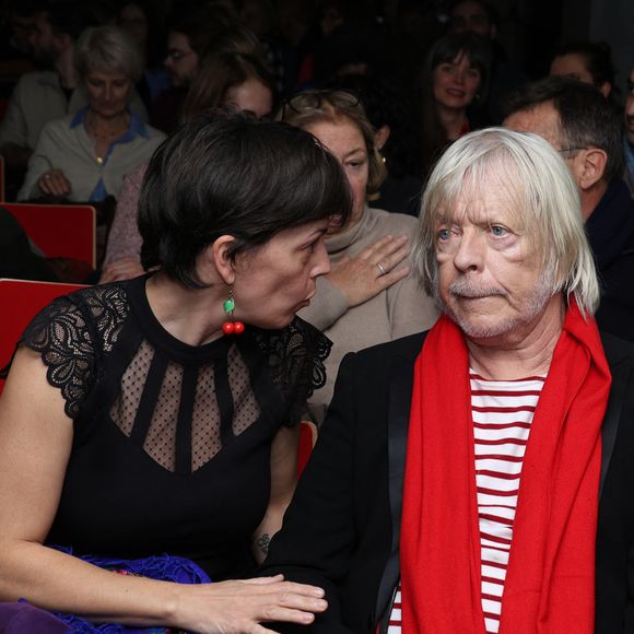 De son côté, Cerise portait un top en dentelle noire, un jean mais aussi ses boucles d'oreilles fétiches en forme de cerises.

Renaud et sa femme Cerise lors du "Hyper Week-end Festival" à Radio France, le 24 janvier 2025. 
© Denis Guignebourg / Bestimage