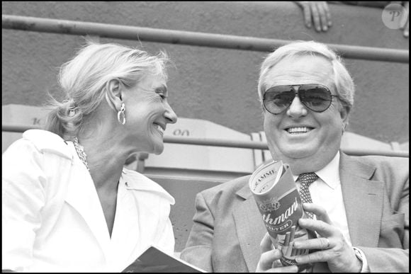 Aujourd'hui, la demeure n'a toutefois pas échappé au clan : Pierrette, l'ex-femme de Jean-Marie Le Pen, et sa fille Yann, y vivent toujours.
Jean-Marie Le Pen et son ex-femme Pierrette à Roland-Garros en 1984.