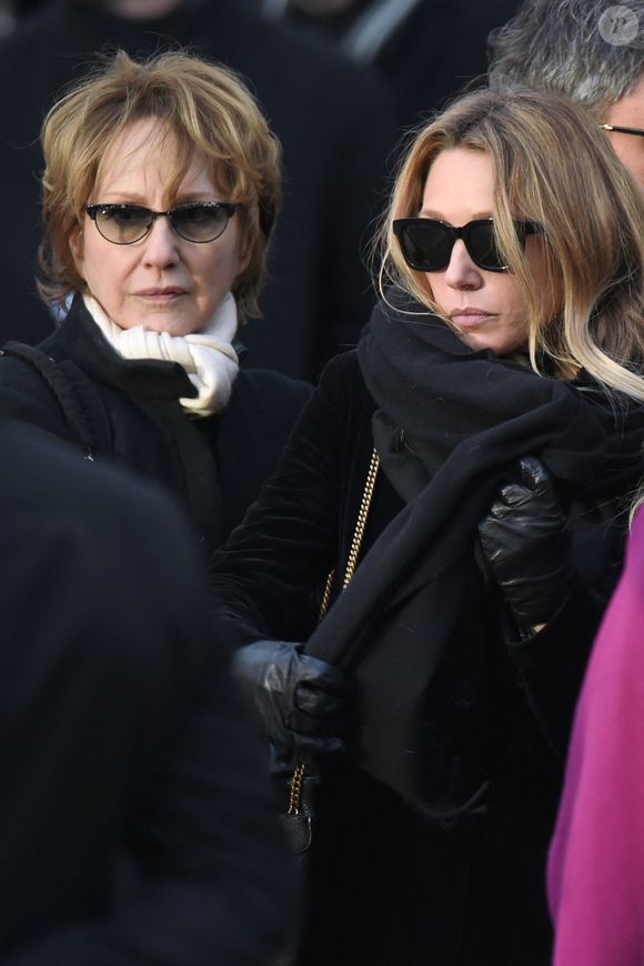 Elle a partagé une photo d’enfance où elle apparaît dans les bras de sa mère, accompagnée d’un message particulièrement émouvant. 

Nathalie Baye et sa fille Laura Smet quittent la cérémonie funéraire organisée en mémoire de Johnny Hallyday à Paris le 11 décembre 2017. © Aurore Marechal/Abacapress.com