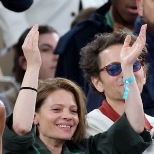 Après la naissance de Roman en 2008 et l’arrivée d’Aliocha en 2013, le couple a donné naissance à son troisième enfant, en 2024. 

Mélanie Thierry et son compagnon le chanteur Raphaël dans les tribunes lors des Internationaux de France de Tennis de Roland Garros 2025, à Paris, France, le 4 juin 2025. © Jacovides-Moreau/Bestimage