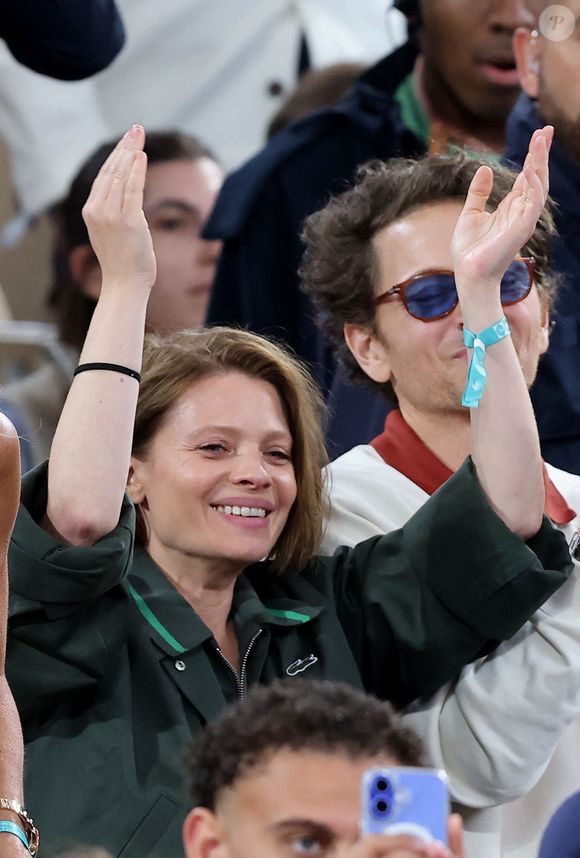 Après la naissance de Roman en 2008 et l’arrivée d’Aliocha en 2013, le couple a donné naissance à son troisième enfant, en 2024. 

Mélanie Thierry et son compagnon le chanteur Raphaël dans les tribunes lors des Internationaux de France de Tennis de Roland Garros 2025, à Paris, France, le 4 juin 2025. © Jacovides-Moreau/Bestimage