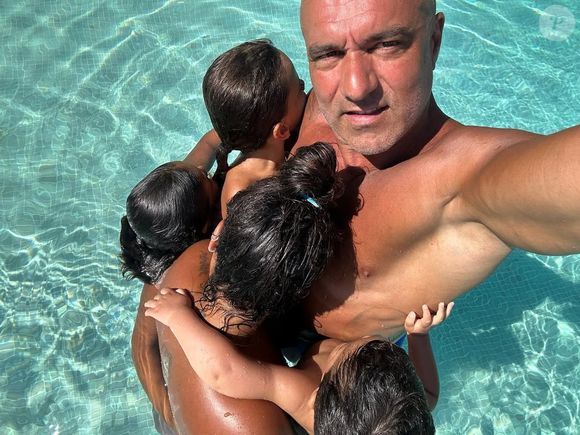 Dans la vie de Patrick Antonelli

Amel Bent avec son mari Patrick Antonelli et leurs trois enfants. Photo publiée par Patrick Antonelli sur Instagram.