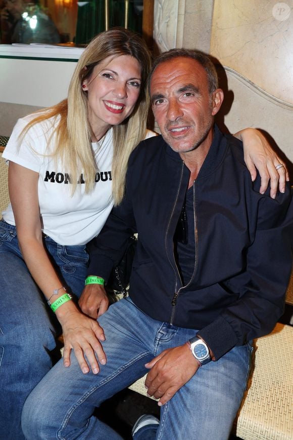 Nikos Aliagas et sa femme Tina Grigoriou lors de la soiree L’Art de Vivre Paris à Les Deux Magots à Paris, France le 26 juin 2023. Photo by Jerome Dominé/ABACAPRESS.COM