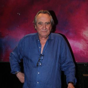 Victime d'un terrible accident de ski qui a failli le rendre tétraplégique, le chanteur de 78 ans en garde de lourdes séquelles.

Philippe Lavil - Philippe Lavil en concert au Café de la Danse à Paris le vendredi 29 mai 2026, dans le cadre de sa tournée "Sous le même soleil". © Philippe Baldini/Bestimage
