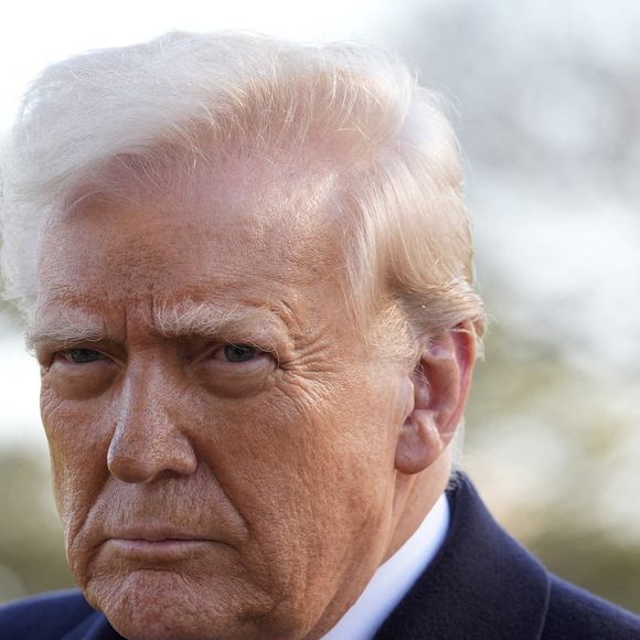 Mais la lutte contre le sida est ébranlée par une annonce choc : Donald Trump a décidé de supprimer 83 % des financements américains dédiés mettant en péril des millions de vies.

Le président américain Donald Trump s'adresse aux médias sur la pelouse sud de la Maison Blanche à Washington avant son départ pour Bedminster, New Jersey, le 21 mars 2025. Photo by Yuri Gripas/ABACAPRESS.COM