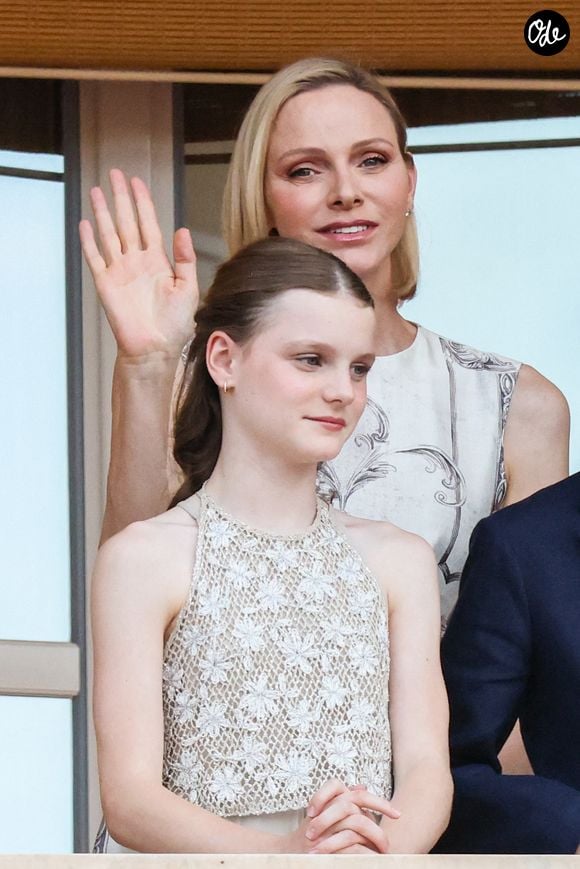 La princesse Charlène de Monaco et la princesse Gabriella de Monaco, comtesse de Carladès au balcon du Palais princier lors de la célébration de la fête de la Saint Jean sur la Place du Palais princier de Monaco, le 23 juin 2026. La Saint Jean est à l'origine une fête païenne puis chrétienne. Pour les païens, c'était une fête qui célébrait les moissons. Une fois christianisée, cette fête est devenue celle du solstice d'été et donc la fête de la lumière. © Claudia Albuquerque/Bestimage