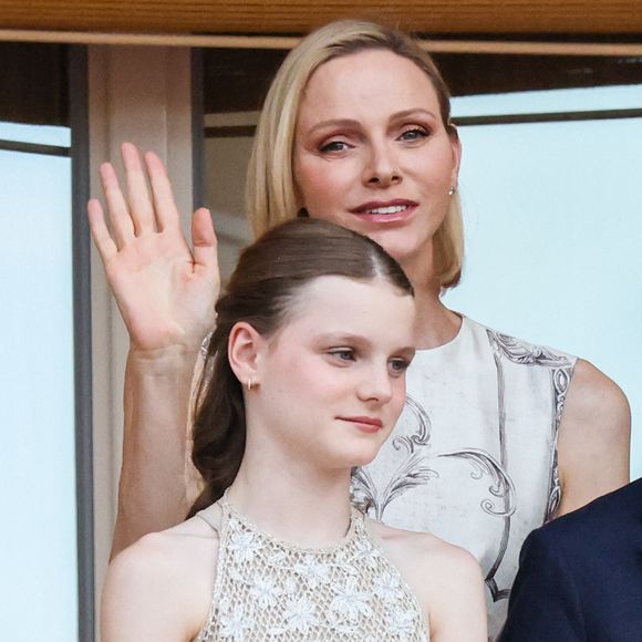 La princesse Charlène de Monaco et la princesse Gabriella de Monaco, comtesse de Carladès au balcon du Palais princier lors de la célébration de la fête de la Saint Jean sur la Place du Palais princier de Monaco, le 23 juin 2026. La Saint Jean est à l'origine une fête païenne puis chrétienne. Pour les païens, c'était une fête qui célébrait les moissons. Une fois christianisée, cette fête est devenue celle du solstice d'été et donc la fête de la lumière. © Claudia Albuquerque/Bestimage