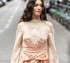 Mais le lundi 7 septembre 2026, la jeune femme de 32 ans a fait sa grande rentrée, et pas pour n'importe quel évènement, puisqu'elle a eu le privilège de fouler le tapis rouge de la Mostra de Venise. 

Kleofina Pnishi au défilé Zimmermann Collections Prêt-à-porter Printemps / Eté 2026, dans le cadre de la Fashion Week de Paris, le 6 Octobre 2025. 

© Julien sarkissian / Bestimage