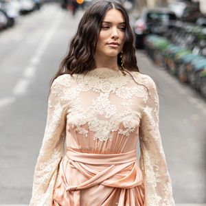 Mais le lundi 7 septembre 2026, la jeune femme de 32 ans a fait sa grande rentrée, et pas pour n'importe quel évènement, puisqu'elle a eu le privilège de fouler le tapis rouge de la Mostra de Venise. 

Kleofina Pnishi au défilé Zimmermann Collections Prêt-à-porter Printemps / Eté 2026, dans le cadre de la Fashion Week de Paris, le 6 Octobre 2025. 

© Julien sarkissian / Bestimage