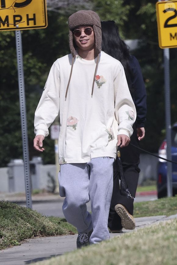 Los Angeles - Le fils d'Angelina Jolie Pax Thien Jolie-Pitt en pleine promenade de son chien.



Photo : Backgrid USA / Bestimage