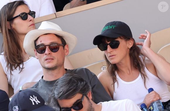 Pour "Paris Match", elle évoque sa maternité, elle qui est l'heureuse maman d'un petit Abel, né de sa relation passée avec Florent Jacob.
Juliette Armanet et son compagnon dans les tribunes des Internationaux de France de tennis de Roland Garros 2023 le 6 juin 2023. © Jacovides-Moreau/Bestimage