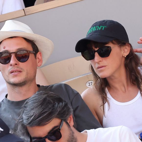 Pour "Paris Match", elle évoque sa maternité, elle qui est l'heureuse maman d'un petit Abel, né de sa relation passée avec Florent Jacob.
Juliette Armanet et son compagnon dans les tribunes des Internationaux de France de tennis de Roland Garros 2023 le 6 juin 2023. © Jacovides-Moreau/Bestimage