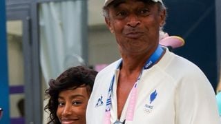 Yannick Noah vit des “jours heureux” : papa d’un sixième enfant à 64 ans, il partage une adorable photo avec son nouveau-né