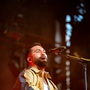Kendji Girac en concert lors du festival de musique du Printemps de Perouges au Chateau de Saint-Maurice-de-Remens le 29 juin 2025. © Sandrine Thesillat / PsNewZ / Bestimage
