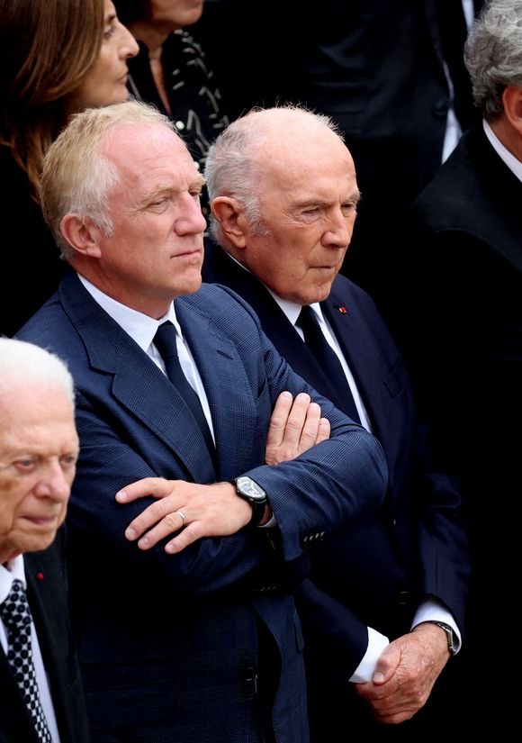 François-Henri Pinault et François Pinault lors de l'hommage national du général d'armée Jean-Louis Georgelin sur l'esplanade des Invalides à Paris, France, le 25 août 2023. L’ancien chef d’État-major des armées, chargé de la reconstruction de Notre-Dame de Paris, est mort vendredi 18 août à 74 ans lors d’une randonnée sur les pentes du Mont Valier, dans les Pyrénées. © Dominique Jacovides/Bestimage