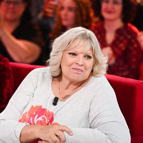 Un sacré coup dur pour le groupe puisque Laurence Boccolini avait des enregistrements d'émissions prévus à l'avance. 

Gjon's Tears, Laurence Boccolini et Michel Drucker lors de l'enregistrement de l'émission Vivement dimanche présentée par M.Drucker aux studios Rive Gauche, à Paris, France, le 1er octobre 2025. Diffusion sur France 3 le 9 novembre 2025. © Guillaume Gaffiot/Bestimage