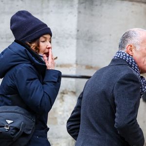 Gilles Bouleau et sa femme Elisabeth Tran-Bouleau - Arrivées aux obsèques de C.Laborde en l’église Saint-Roch à Paris, le 6 février 2025. Décédée le 28 janvier 2025 à l'âge de 73 ans, l'ancienne présentatrice météo de TF1 (1988 - 2017) était atteinte de la maladie neurodégénérative à corps de Lewy. 
© Jacovides - Moreau / Bestimage