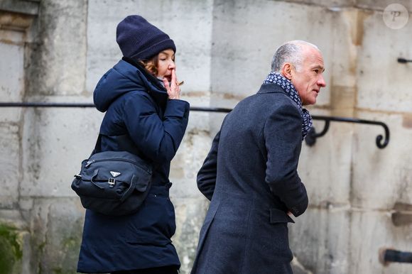 Gilles Bouleau et sa femme Elisabeth Tran-Bouleau - Arrivées aux obsèques de C.Laborde en l’église Saint-Roch à Paris, le 6 février 2025. Décédée le 28 janvier 2025 à l'âge de 73 ans, l'ancienne présentatrice météo de TF1 (1988 - 2017) était atteinte de la maladie neurodégénérative à corps de Lewy. 
© Jacovides - Moreau / Bestimage