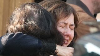 Valérie Bonneton perd pied devant l'église pour le dernier voyage de Bruno Salomone, Isabelle Gélinas et Guillaume de Tonquédec pas loin