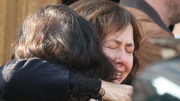Valérie Bonneton perd pied devant l'église pour le dernier voyage de Bruno Salomone, Isabelle Gélinas et Guillaume de Tonquédec pas loin