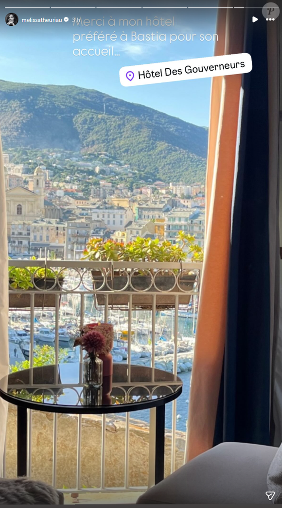 La journaliste séjourne à "l'Hôtel des Gouverneurs", son établissement favori dans la ville.

Mélissa Theuriau séjourne à l'Hôtel des Gouverneurs à Bastia, en mai 2026.