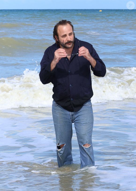 Vincent Macaigne lors du photocall des membres du jury lors du 51e Festival du Cinéma Américain de Deauville le 8 septembre 2025. © Denis Guignebourg/Bestimage