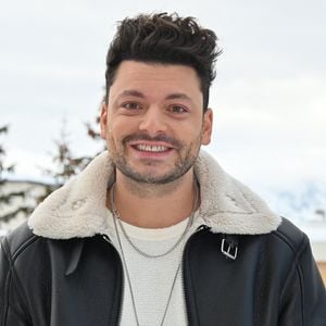 Kev Adams posant lors de la séance photo du film « Maison de retraite 2 » dans le cadre du 27e Festival du film d'humour de l'Alpe d'Huez, en France, le 16 janvier 2024. Photo de Mireille Ampilhac/ABACAPRESS.COM