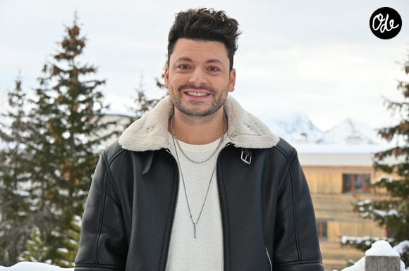 Kev Adams posant lors de la séance photo du film « Maison de retraite 2 » dans le cadre du 27e Festival du film d'humour de l'Alpe d'Huez, en France, le 16 janvier 2024. Photo de Mireille Ampilhac/ABACAPRESS.COM