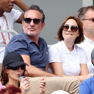 Jean Dujardin et sa femme Nathalie Péchalat - Célébrités en tribunes des Internationaux de France de tennis de Roland Garros 2023 à Paris le 11 juin 2023. © Jacovides-Moreau/Bestimage