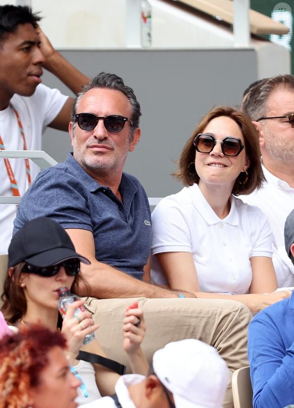 Jean Dujardin et sa femme Nathalie Péchalat - Célébrités en tribunes des Internationaux de France de tennis de Roland Garros 2023 à Paris le 11 juin 2023. © Jacovides-Moreau/Bestimage