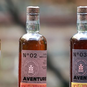 Exclusif - Jean Dujardin et ses trois partenaires, Antoine Gravouil, Olivier Carsoule et Éric Lafon, fondateurs de la distillerie Bordeaux Distilling Co, basée dans le quartier de Bacalan, lancent leur premier whisky, au nom évocateur : Aventure, à Bordeaux, France, le 1er octobre 2025.  © Fabien Cottereau/Bestimage