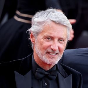 Antoine de Caunes - Montée des marches du film « La plus précieuse des marchandises  » lors du 77ème Festival International du Film de Cannes, au Palais des Festivals à Cannes. Le 24 mai 2024
© Jacovides-Moreau / Bestimage