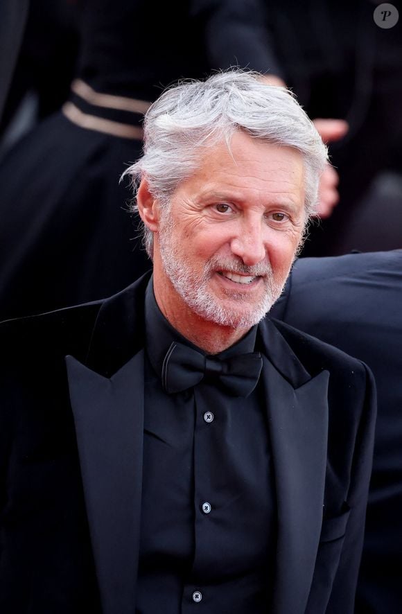 Antoine de Caunes - Montée des marches du film « La plus précieuse des marchandises  » lors du 77ème Festival International du Film de Cannes, au Palais des Festivals à Cannes. Le 24 mai 2024
© Jacovides-Moreau / Bestimage