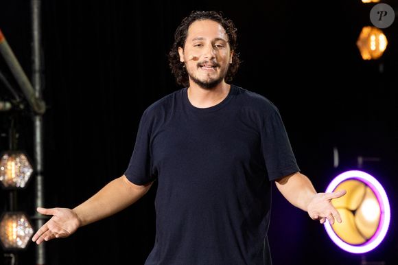 L’artiste s’est fait connaître dès l’adolescence avant de rencontrer le succès avec son spectacle Machine !.

Samuel Bambi lors de la première édition du "Do You Comedy" à la Citadelle de Saint-Tropez, Côte d'Azur, France, le 29 juin 2025. © Cyril Moreau/Bestimage