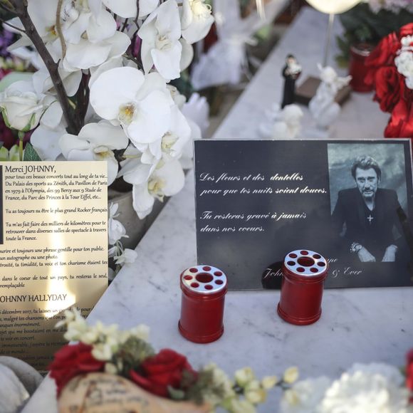 Illustrations de la tombe de Johnny Hallyday au cimetière marin de Lorient à Saint-Barthélemy le 14 avril 2018. Elle est toujours aussi fleurie et recouverte de messages touchants de la part d'admirateurs et de proches. 
Laeticia Hallyday et ses filles Jade et Joy arrivent à Saint Barth pour les vacances de Pâques pour se ressourcer, loin des affaires concernant l'héritage, et se recueillir dans le calme et la sérénité seulement 4 mois après l'inhumation.