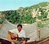 Ils y possèdent une maison, qu’ils considèrent comme un lieu de vie, de famille et de création.

"yves duteil" en corse porto-vecchio maison "plein pied" guitare
AGENCE / BESTIMAGE








Demander à ChatGPT