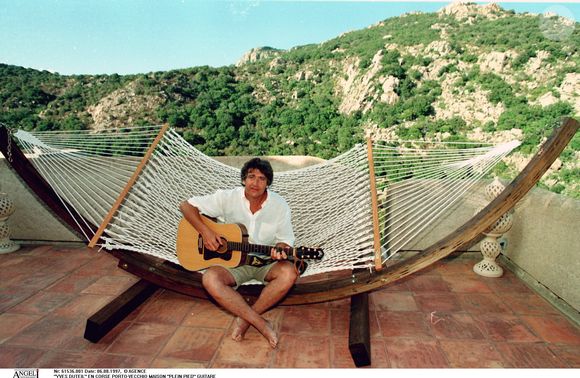 Ils y possèdent une maison, qu’ils considèrent comme un lieu de vie, de famille et de création.

"yves duteil" en corse porto-vecchio maison "plein pied" guitare
AGENCE / BESTIMAGE








Demander à ChatGPT