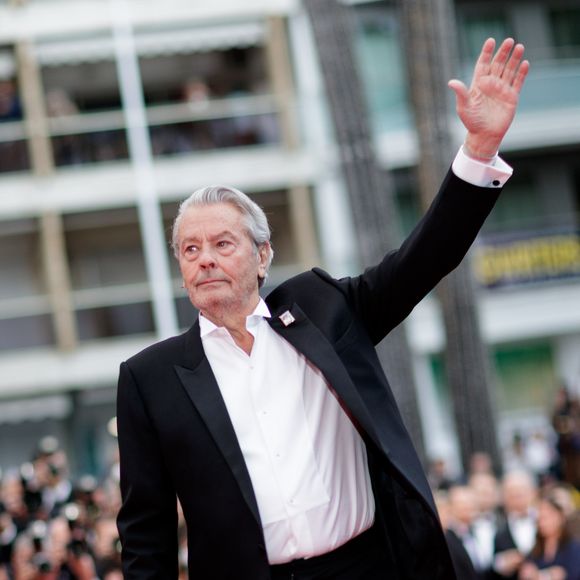 Alain Delon (avec un badge Paris Match d'une ancienne couverture du magazine titrant "Alain Delon, mes deux amours, Rosalie et Anouchka) - Montée des marches du film "A Hidden Life" lors du 72ème Festival International du Film de Cannes. Le 19 mai 2019
© Jacovides-Moreau / Bestimage