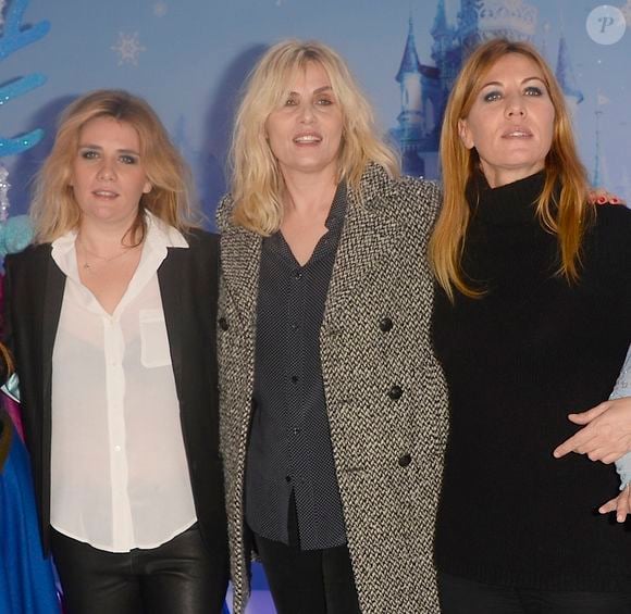 Le 10 mars 2025 après avoir été élevée au rang de chevalier des Arts et des Lettres par Rachida Dati, la ministre de la Culture, Mathilde Seigner a été publiquement accusée par sa soeur cadette Marie-Amélie de violences physiques et psychologiques. 

Marie-Amélie, Emmanuelle et Mathilde Seigner - Lancement du Noël de Disneyland Paris avec une nouvelle parade sur le thème "Les Nouvelles Princesses" à Marne-la-Vallée, le 15 novembre 2014 (COADIC GUIREC / BESTIMAGE).