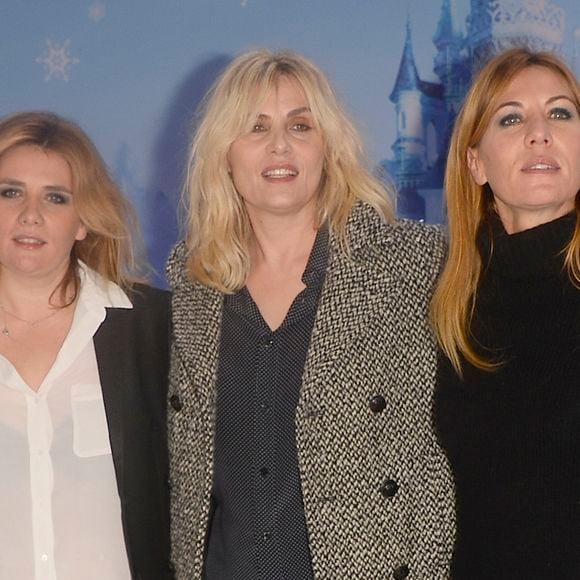 Le 10 mars 2025 après avoir été élevée au rang de chevalier des Arts et des Lettres par Rachida Dati, la ministre de la Culture, Mathilde Seigner a été publiquement accusée par sa soeur cadette Marie-Amélie de violences physiques et psychologiques. 

Marie-Amélie, Emmanuelle et Mathilde Seigner - Lancement du Noël de Disneyland Paris avec une nouvelle parade sur le thème "Les Nouvelles Princesses" à Marne-la-Vallée, le 15 novembre 2014 (COADIC GUIREC / BESTIMAGE).