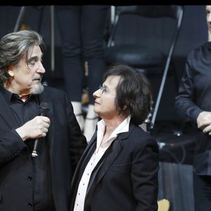 "Je l’ai bien regardée, je l’ai mangée du regard parce que, mine de rien, on se happait. On s’est étreints longuement, car on savait tous les deux qu’on ne se reverrait plus."

Exclusif - Marie-Paule Belle retrouve sur scène Serge Lama le temps d'une chanson, "Celui", le jour de son anniversaire à l'Olympia à Paris. Le 11 février 2018
© Alain Guizard / Bestimage