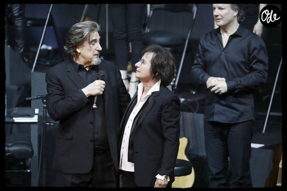 "Je l’ai bien regardée, je l’ai mangée du regard parce que, mine de rien, on se happait. On s’est étreints longuement, car on savait tous les deux qu’on ne se reverrait plus."

Exclusif - Marie-Paule Belle retrouve sur scène Serge Lama le temps d'une chanson, "Celui", le jour de son anniversaire à l'Olympia à Paris. Le 11 février 2018
© Alain Guizard / Bestimage
