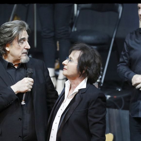 "Je l’ai bien regardée, je l’ai mangée du regard parce que, mine de rien, on se happait. On s’est étreints longuement, car on savait tous les deux qu’on ne se reverrait plus."

Exclusif - Marie-Paule Belle retrouve sur scène Serge Lama le temps d'une chanson, "Celui", le jour de son anniversaire à l'Olympia à Paris. Le 11 février 2018
© Alain Guizard / Bestimage