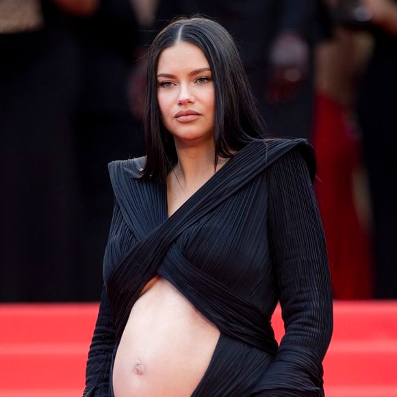 Adriana Lima (enceinte) - Montée des marches du film « Top Gun : Maverick » lors du 75ème Festival International du Film de Cannes. Le 18 mai 2022
© Cyril Moreau / Bestimage
