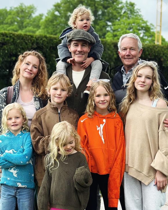 Il s’est éteint entouré de son épouse Kimberly et de leurs six enfants, après avoir rendu publique sa maladie en 2024.

James Van Der Beek s'affiche avec ses 6 enfants sur Instagram