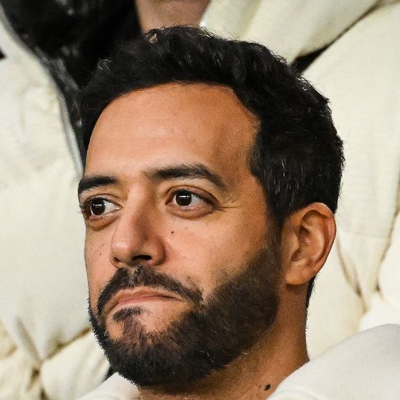 Heureusement, la production s'est souvenue de son talent et l'a finalement recruté plus tard pour la série "En famille".

Tarek Boudali - Célébrités dans les tribunes lors du match de football du PSG face à Montpellier au Parc des Princes à Paris le 03 Novembre 2023. Matthieu Mirville/Bestimage