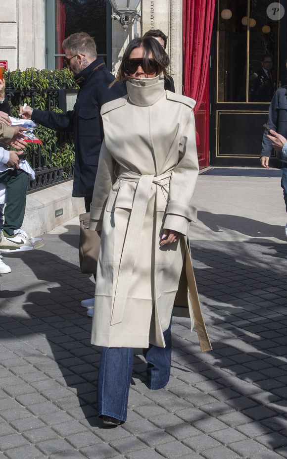 Victoria Beckham - Les Beckham quittent leur hôtel La Réserve, à Paris, le 8 mars 2025.  GOFF INF / BESTIMAGE