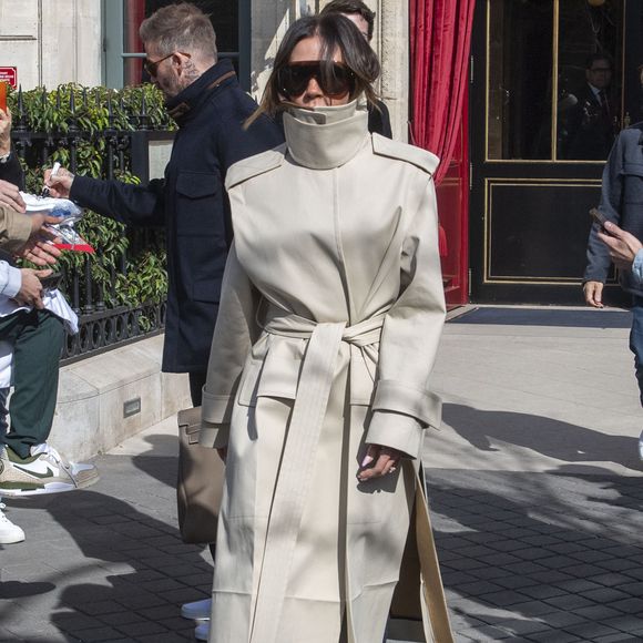Victoria Beckham - Les Beckham quittent leur hôtel La Réserve, à Paris, le 8 mars 2025.  GOFF INF / BESTIMAGE